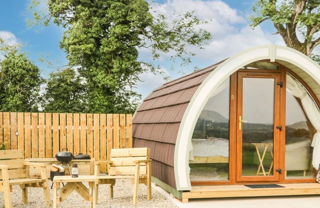 POD 5, romantic, with a garden in Ballycastle