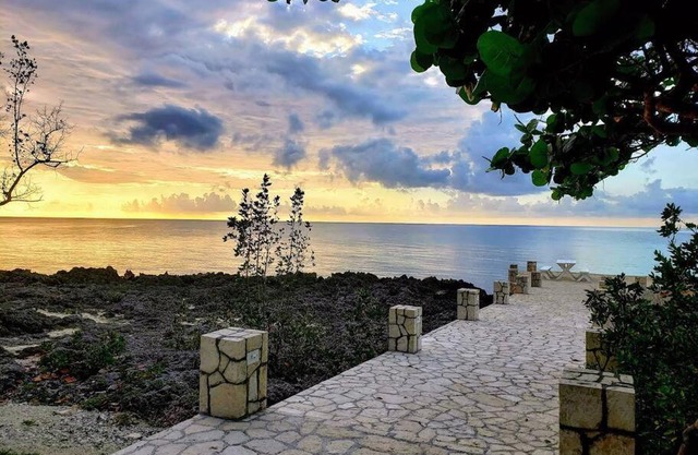 Poetreef Villa - Waterfront Cut Stone Luxury