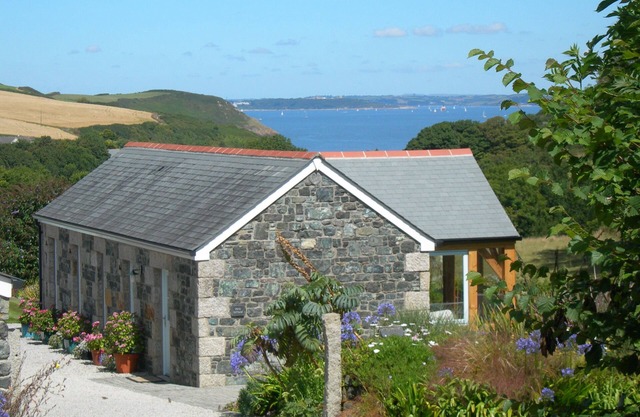 Pond Cottage - cabaña de lujo con vistas al mar sobre un valle arbolado