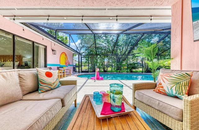 Pool home w/ outdoor TV! Close to AMI beaches, IMG, parks, boat launches, shops!