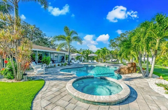 Pool, hot tub, putting green, pickleball, tiki bar, fire pit