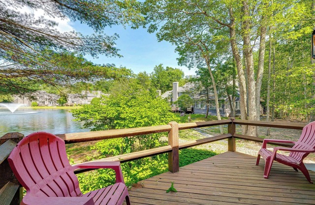 Pool & Marina Access: Condo w/ Deck in Jim Thorpe