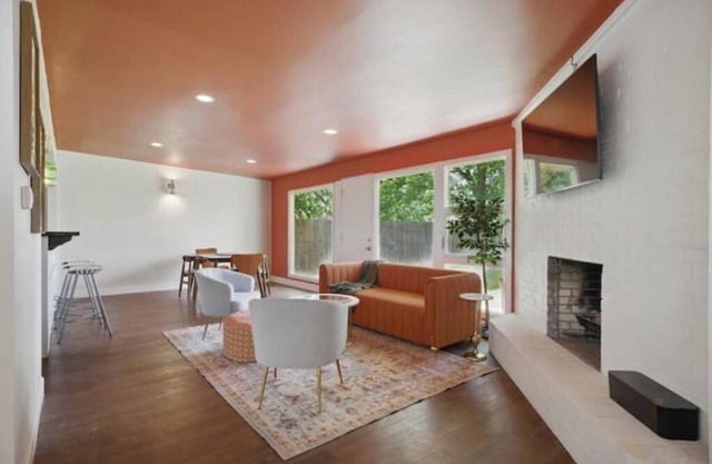 The Dollie-Mac :Pool Table: Sleeps 8 :5 min to TTU