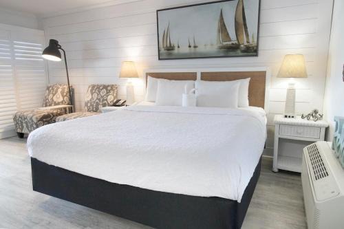 Pool View Efficiency with King Bed 1st Floor