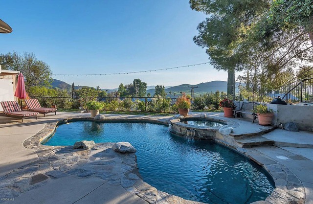 Pool, views, private guest suite, close to great hiking trail, dining & ent..