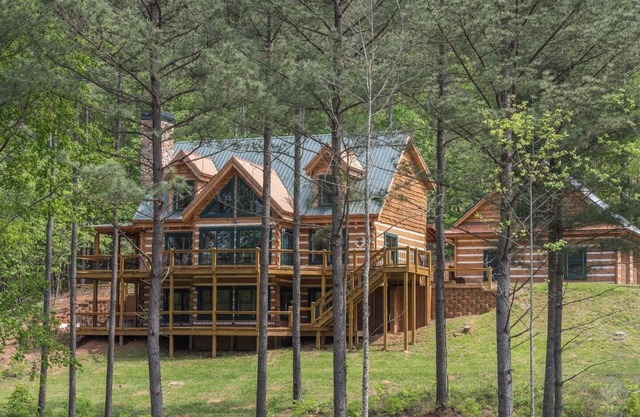 Shangri-Lodge en el lago Nottley. 5 habitaciones. Duerme 20. Wifi. Pozo de fuego al aire libre.