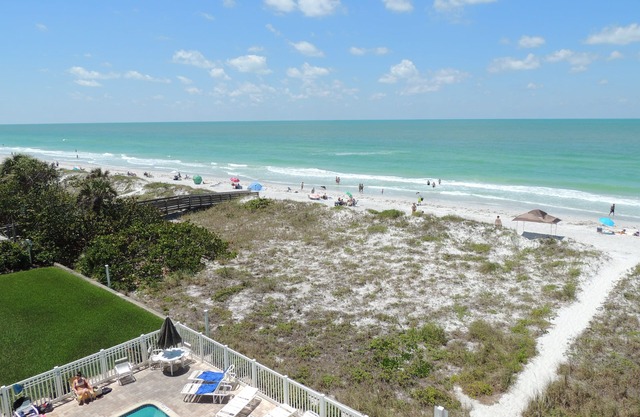 Planta superior popular, unidad de esquina. Condominio frente al mar con equipo de playa y juguetes para la piscina