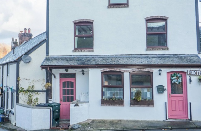 PORTH, pet friendly, character holiday cottage in Llanfair Talhaiarn