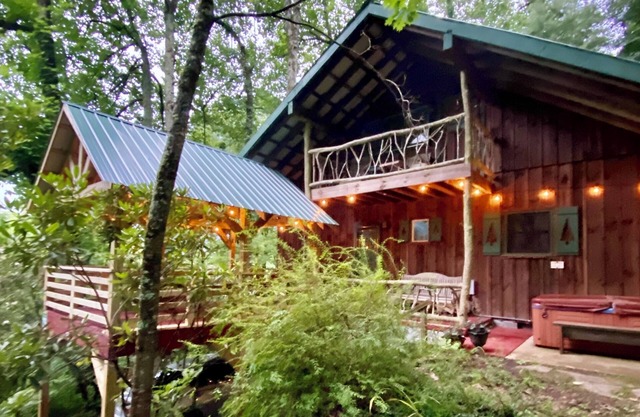 Little Switzerland, Gas Logs, Hot Tub, Peaceful, Blue Ridge Parkway, Wifi