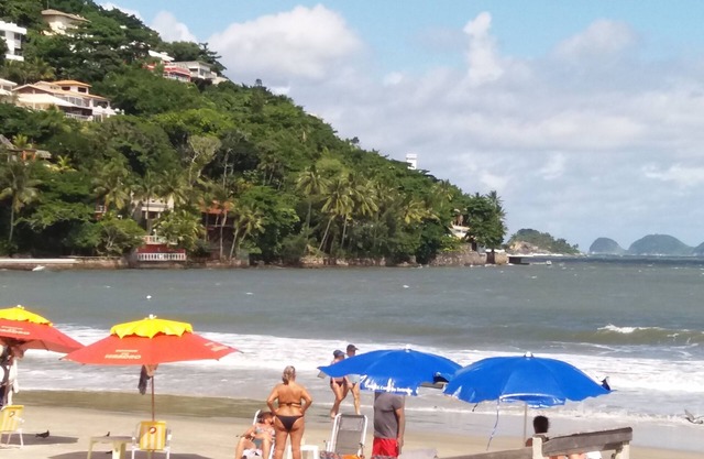 Playa Enseada - Guarujá - 3 QT - 3 BA - 2 espacios - 300 metros de la playa.