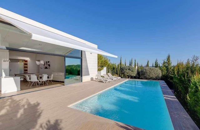 Preciosa villa con la piscina en las Colinas