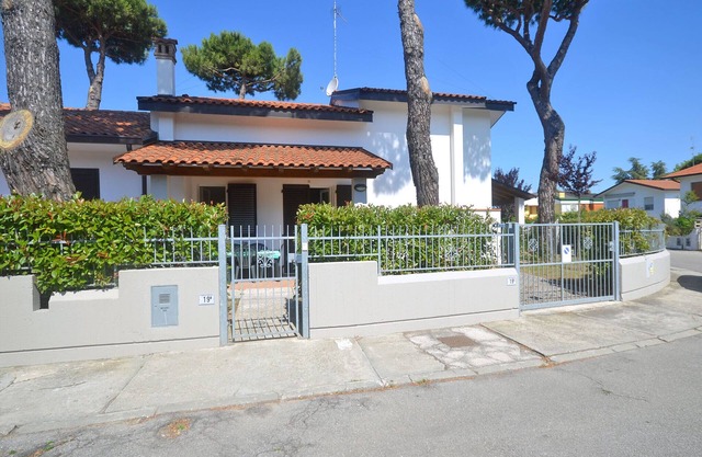 Prestigiosa villa de nueva construcción con dos baños y jardín.