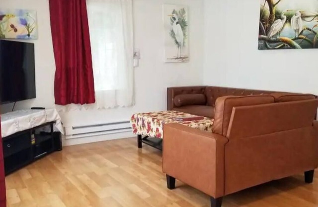 Pretty Entire House Free Parking and Internet