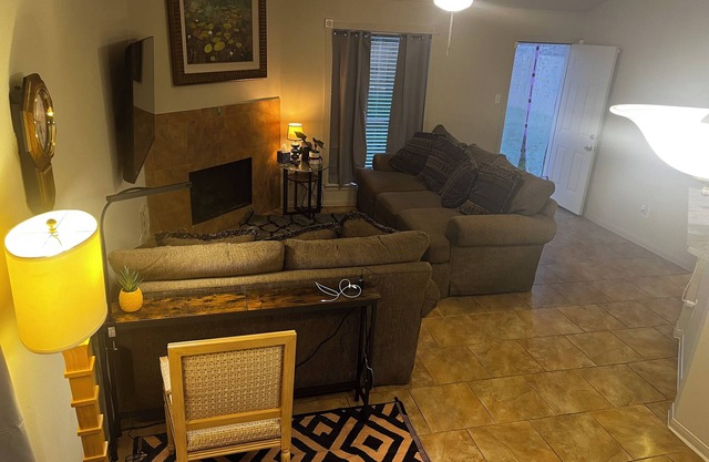 PRICELESS w/Charm/Comfort Pvt-10 on Richter: Peaceful 3-bdrm amenities,Pkg,,WiF