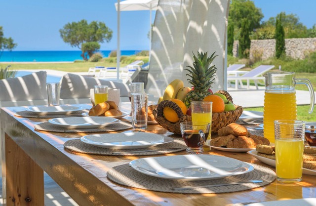 Prime Beach Front Villa de lujo con Cancha de tenis privada y 90m2 Infinity Pool