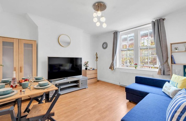 Prime Location! Next to Hammersmith Apollo & Tube