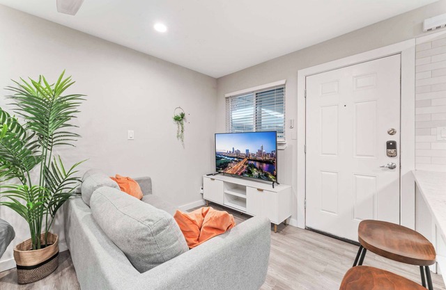 Prime West Downtown studio w/ washer&dryer