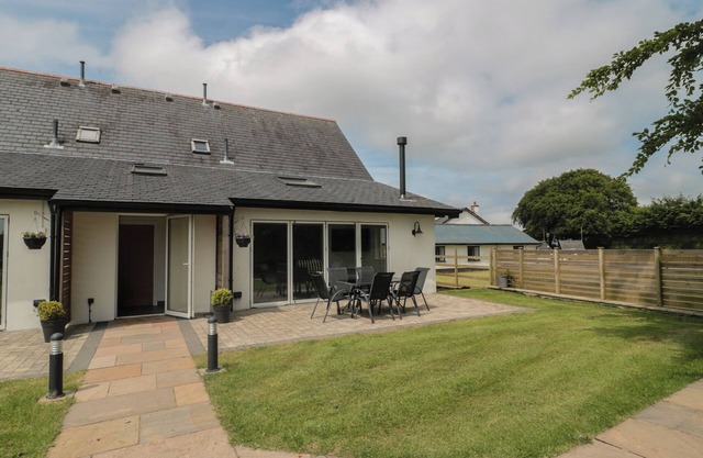 PRIMROSE COTTAGE, pet friendly, with open fire in Roadwater