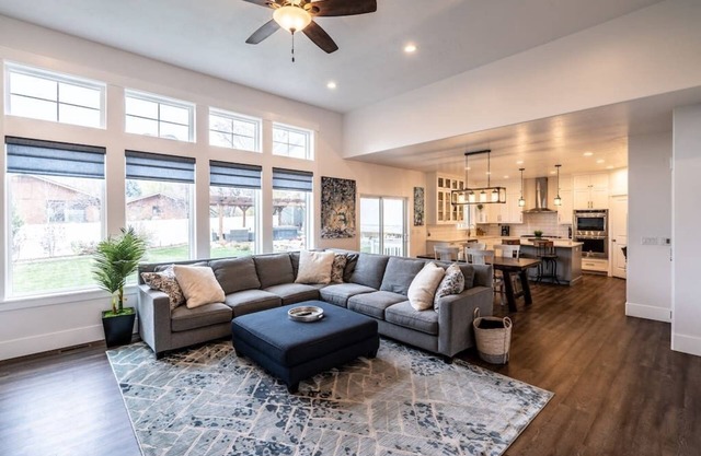 *Hot Tub*Pristine New*Home , 4 Bd 3.5 bth|Slps 18