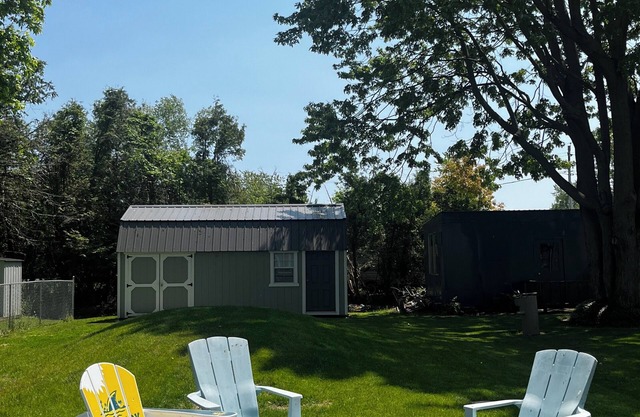 Pristine two bedroom cottage with everything you need. Minutes to beach!