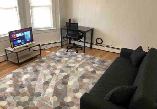Private 2-bedroom apartment with direct bus to NYC Manhattan only a 5-minute walk away