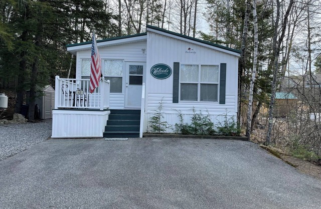 Private 2-bedroom cottage on Purple Road in Point Sebago Resort