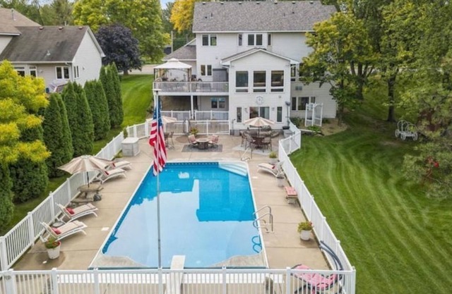 Private 4 BR Home * Pool * Hot tub *Arcade