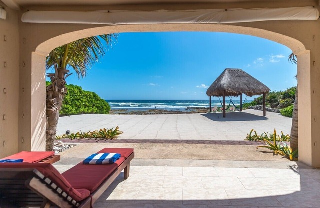 Hermosa casa de 4 dormitorios frente al mar con piscina en la playa de Tankah Tres cerca de Tulum.