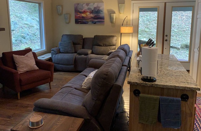 Private and Peaceful Mountain Getaway -Creekside, Firepit &Outdoor Life&HotTub
