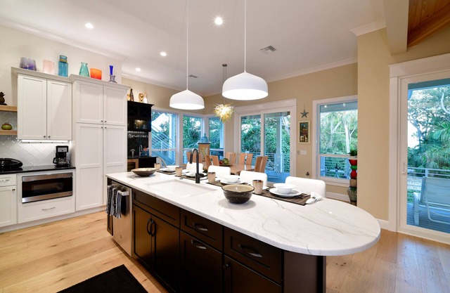 Private Art Decorated Home with Rooftop Deck, Pool, and Spa - Arts and Vines