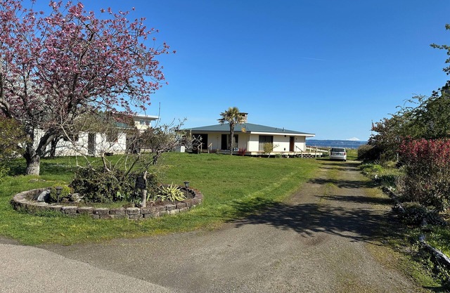 Private Beach, Pool, and Amazing Puget Sound and Cascade Mountain Views