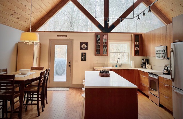 Private Cabin in the Woods - Relax by the Creek!
