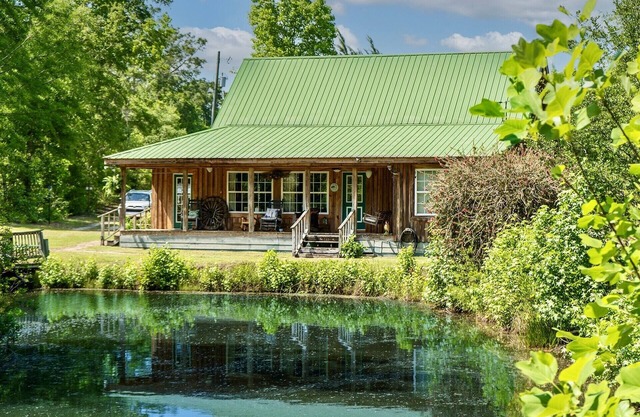 Private Cabin on 40 acres! Fish-Hunt-Dog Friendly 2 Ponds, Fireplace, Secluded