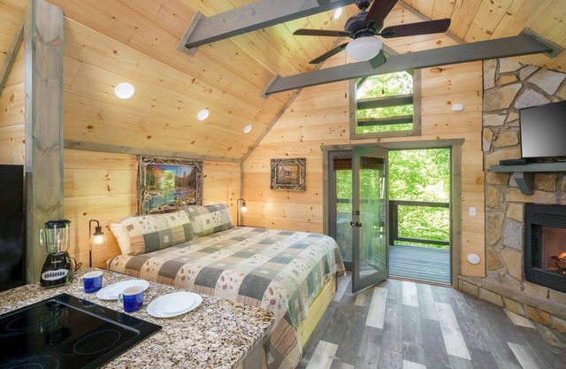 Private Cabin w/ Modern Amenities, Cozy Couple Getaway