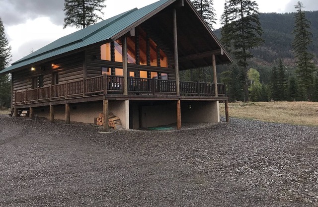 Cabaña privada con majestuosas montañas y vistas al lago!