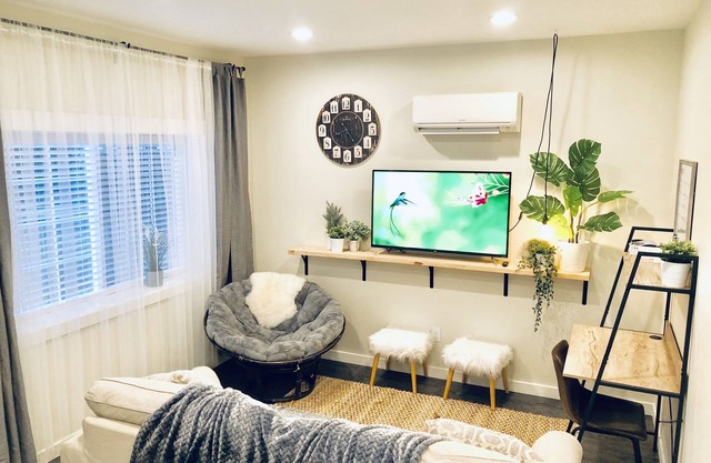 Nueva y cómoda casa de huéspedes con aire acondicionado!