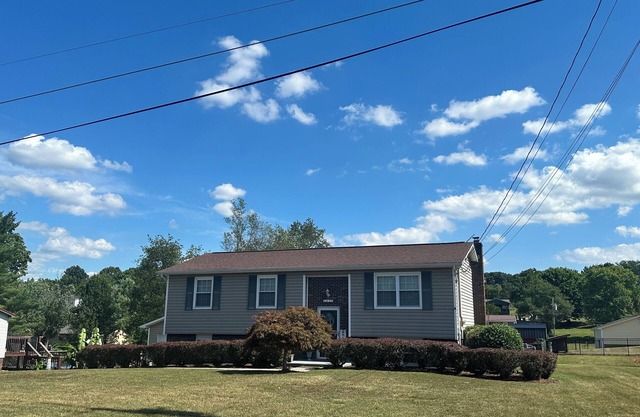 Private, Cozy, Clean 4 Bedroom Home in Morristown. WiFi, AC, close to downtown.