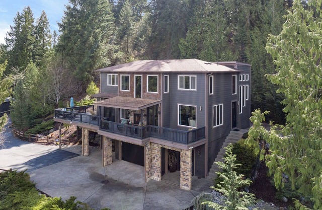 Private custom entertaining home on the hill w view of valley & river