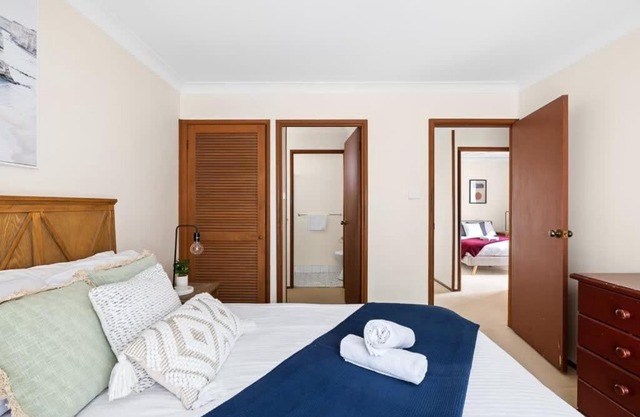 Private Ensuite Queen Room - Centrally Located at Milperra