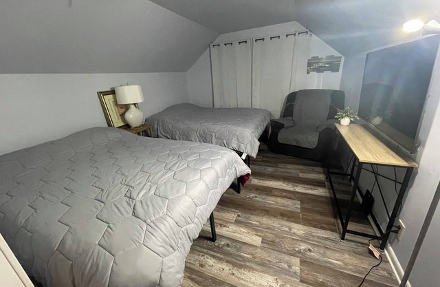 Entrada privada al dormitorio de arriba con 2 camas Queen, Wifi, TV.