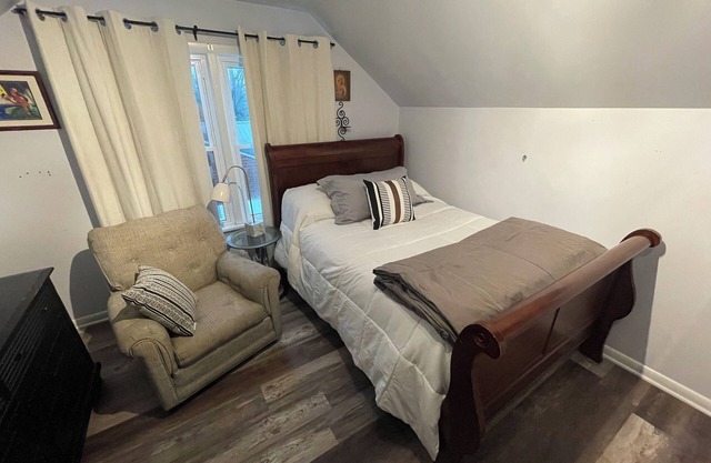 Private Entry, Upstairs Queen Bed w/ Kitchenette & Smart Locks for Self Check in