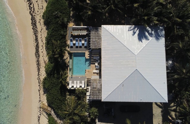¡Finca privada frente al mar con 2 piscinas, cine en casa, en la playa de arena rosa!