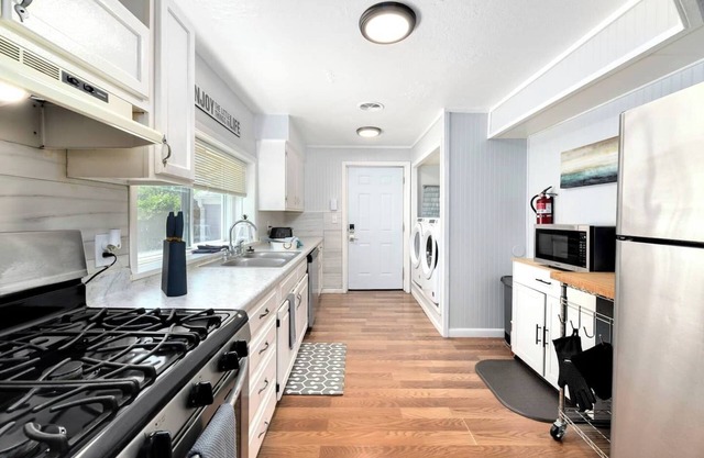 Private Feel | Monthly Stays | Fire Pit | Fast Wifi | 2 Queens | Huge Lot | Off-Street Parking