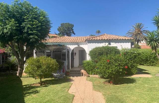 Villa privada, cómoda con piscina privada y jardín - 3 minutos a pie de la playa