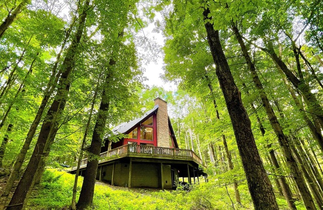 ★ Private Hideaway w/Hot Tub & Fireplace- Stylish & Serene - Hike from Cabin! ★