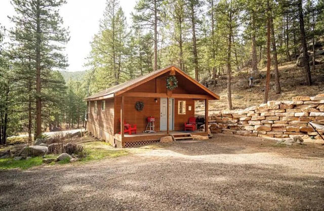 Private Hiking Trail! Cozy Canyon Cabin near RMNP w/ King bed. Sleeps 4.