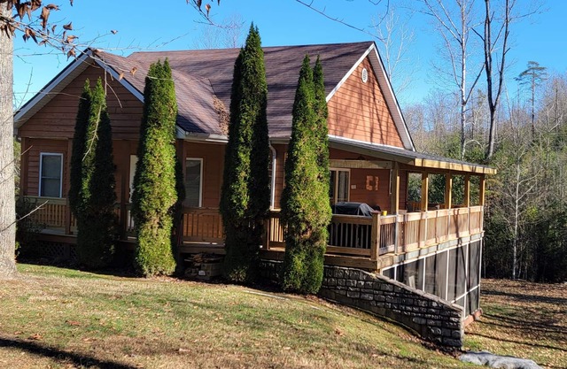 Private home w/Hot tub & pool. In a gated resort community with a boat ramp.