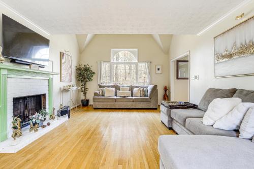 Private Hot Tub and Deck Family Gem in Alpharetta