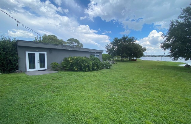 Private Lakefront Cottage – Bright, Peaceful, and Perfect for a Relaxing Escape.