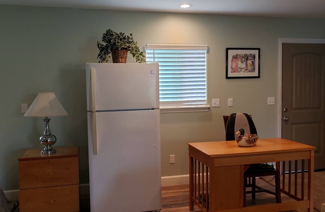 Estudio grande privado con lanai envolvente, nuevo y limpio. A largo plazo disponible